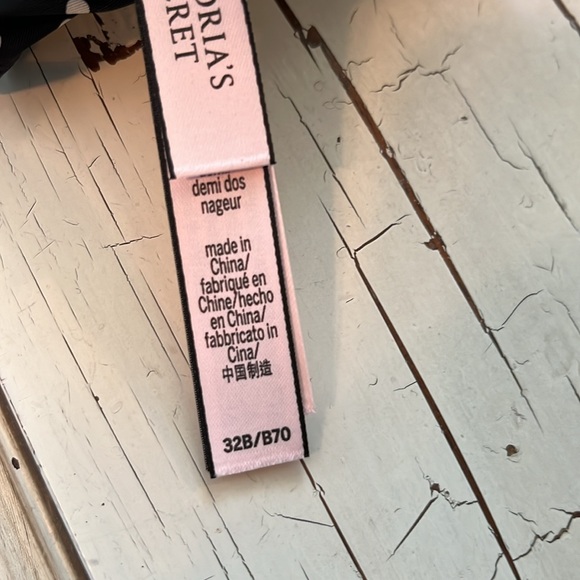 Never worn Victoria Secrets Blk/wht polka dot racerback lace bra 32B front close - Picture 5 of 6